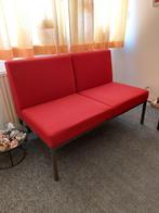 2-zits bankje , rode stoffen bekleding in zeer goede staat, Ophalen, Minder dan 75 cm, Strak model, Tweepersoons