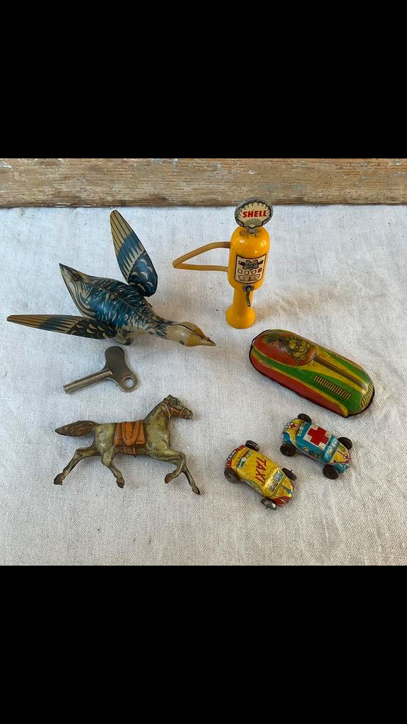 Antiek Blikken Speelgoed & Houten Pompstation, samen 37,50, Antiek en Kunst, Antiek | Speelgoed, Ophalen of Verzenden