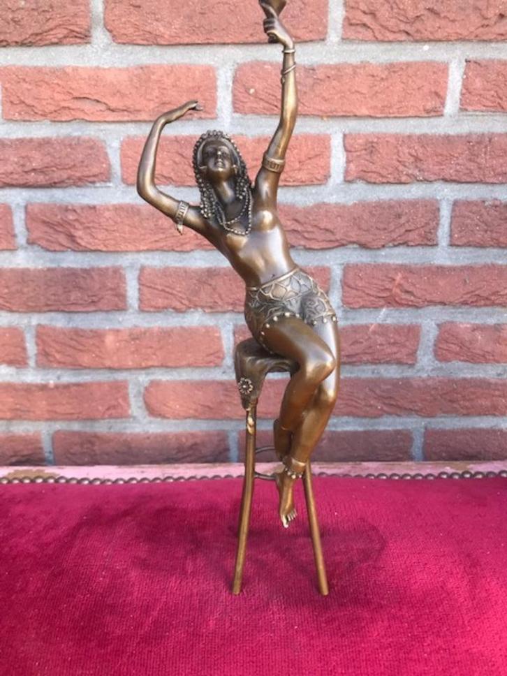 fraai bronzen beeld, zwierige dame op een hoge kruk, Antiek en Kunst, Kunst | Beelden en Houtsnijwerken, Ophalen of Verzenden