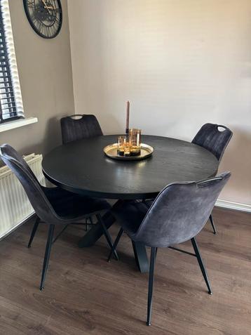 TAFEL EN 4 STOELEN