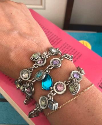 Cos zilverkleurige armband met gekleurde bedels, verstelbaar beschikbaar voor biedingen