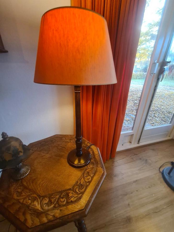 Vintage Tafellamp met Oranje Kap, Huis en Inrichting, Lampen | Vloerlampen, Gebruikt, Minder dan 100 cm, Hout, Stof, Ophalen