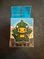 Pikachu Poncho - Kaiju Mania - Deck Case - Pokemon - Sealed, Hobby en Vrije tijd, Verzamelkaartspellen | Pokémon, Ophalen of Verzenden