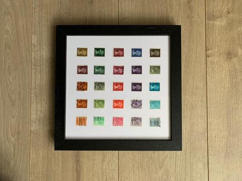 Zwart gevlamde lijst met 25 Engelse postzegels., Huis en Inrichting, Woonaccessoires | Lijsten, Minder dan 50 cm, Minder dan 50 cm