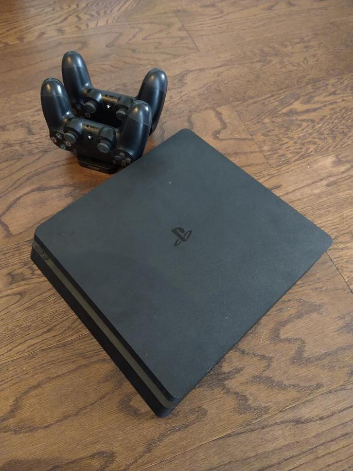 Sony PlayStation 4 Slim 1TB Zwart, Spelcomputers en Games, Spelcomputers | Sony PlayStation 4, Gebruikt, Slim, 1 TB, Met 2 controllers