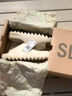 Yeezy Slide Beige | Maat 44,5, Slippers, Overige kleuren, Nieuw, Ophalen of Verzenden