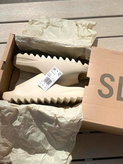 Yeezy Slide Beige | Maat 44,5, Kleding | Heren, Schoenen, Nieuw, Slippers, Overige kleuren, Ophalen of Verzenden