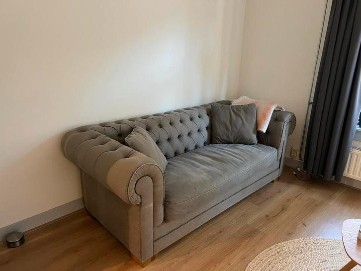 3 persoons chesterfield bank te koop grijs., Huis en Inrichting, Banken | Sofa's en Chaises Longues, Gebruikt, Driepersoons, 200 tot 250 cm