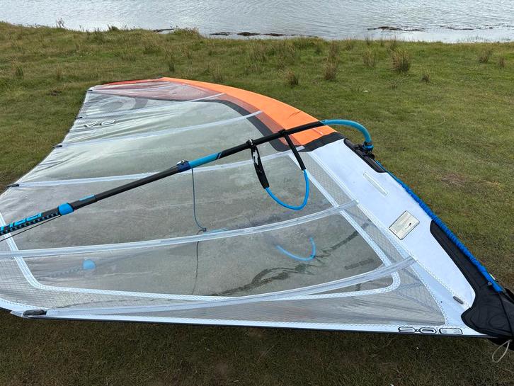 Neilpryde v8 9.0 als nieuw, Watersport en Boten, Windsurfen, Zo goed als nieuw, Zeil, 7 m² of meer, Ophalen