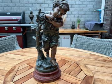 Zeer mooi ANTIEK beeld DENICHEUR van Aug Moreau  beschikbaar voor biedingen