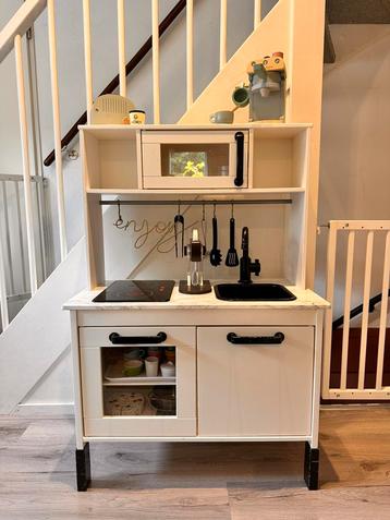 Ikea speelkeuken met veel houten accessoires beschikbaar voor biedingen