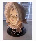 Clayre poppenhoofd kind met bijzonder mutsje, op voet 18 cm, Antiek en Kunst, Ophalen of Verzenden