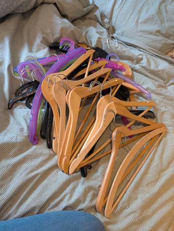 Diverse hangers  beschikbaar voor biedingen