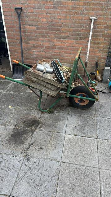 Gebruikte stenen kruiwagen. Alleen een nieuwe band op. beschikbaar voor biedingen