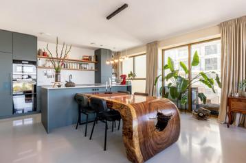 Unieke handgemaakte eetkamertafel uit één boomstam beschikbaar voor biedingen