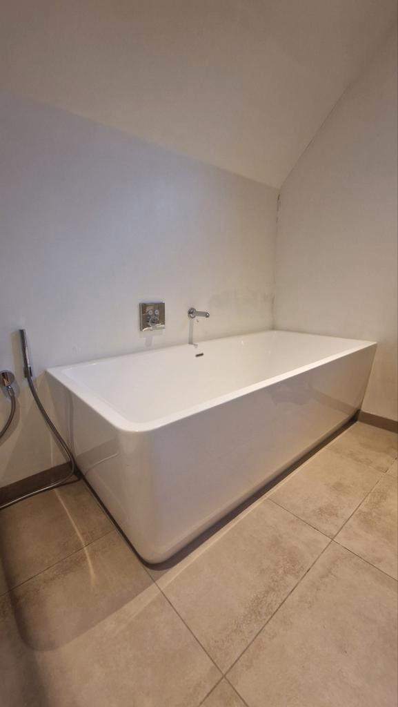 Half vrijstaand acrylbad te koop, Doe-het-zelf en Verbouw, Sanitair, Zo goed als nieuw, Bad, Ophalen