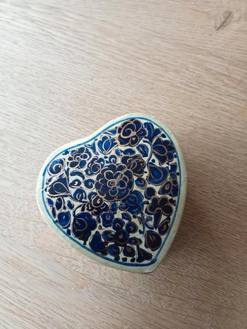 Doosje Chinees handwerk hartje beschikbaar voor biedingen
