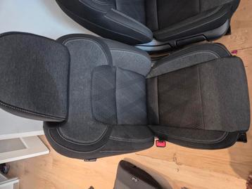 Complete set stoelen beschikbaar voor biedingen