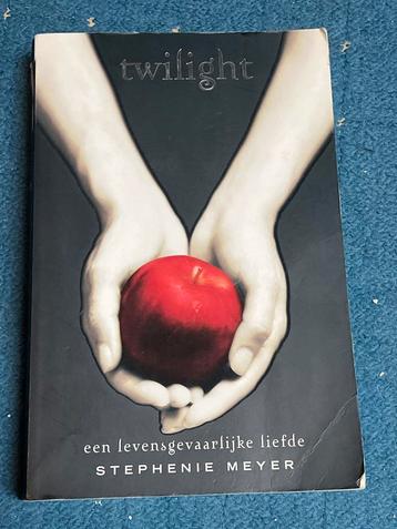 Twilight - Stephenie Meyer (Gelezen) beschikbaar voor biedingen