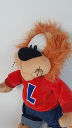 Loeki de Leeuw knuffel, rode trui met L. 32cm. T5, Tweedehands verkoop, Tweedehands verkoop, Gebruikt, Overige typen