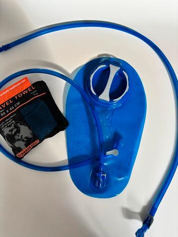 CamelBak Crux 2L + gratis Reishanddoek - Zo goed als nieuw! beschikbaar voor biedingen