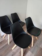 4 eetkamer stoelen. Zwart met licht houten poten, Huis en Inrichting, Stoelen, Ophalen, Zo goed als nieuw, Zwart, Kunststof