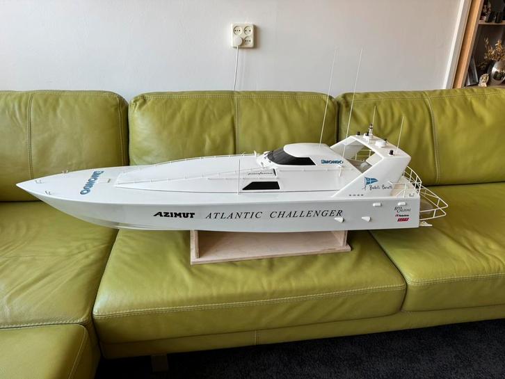 Azimut Atlantic Challenger, Hobby en Vrije tijd, Modelbouw | Boten en Schepen, Zo goed als nieuw, Ophalen