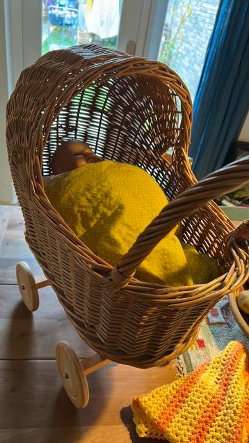 Vintage rotan poppenwagen accessoires & Paola Reina babypop beschikbaar voor biedingen