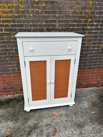 Rotan kastje beschikbaar voor biedingen