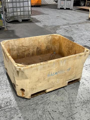 Plastic palletbox beschikbaar voor biedingen