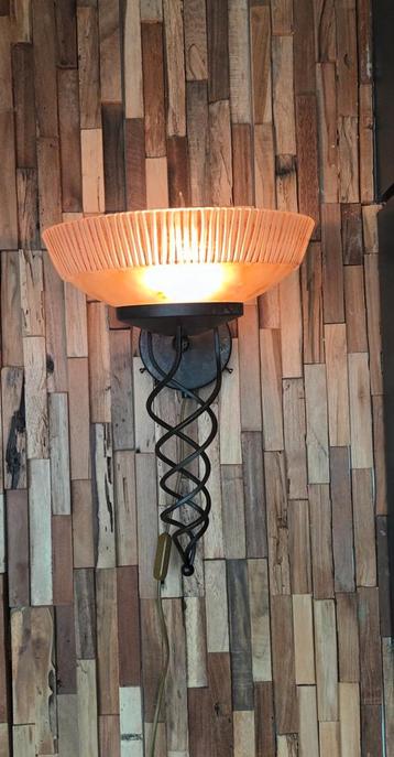 Prachtige wandlamp met sfeervol licht beschikbaar voor biedingen