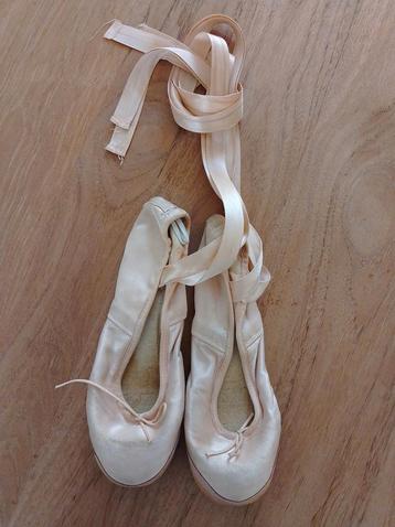 Spitzen, vintage, brocante, zalmroze, satijn beschikbaar voor biedingen
