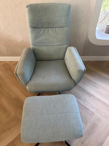 Fauteuil met voetenbankje (Ice Blue) en zwart onderstel beschikbaar voor biedingen