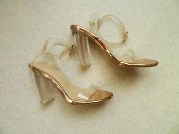 Heel aparte schoenen met hoge hak maat 40		 beschikbaar voor biedingen
