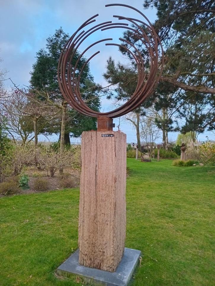 IJzeren tuinbeelden op hardhouten sokkel, Tuin en Terras, Tuinbeelden, Nieuw, Abstract beeld, Metaal, Ophalen of Verzenden