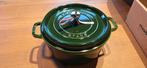 Staub cocotte 26cm nieuw in de doos, Huis en Inrichting, Keuken | Potten en Pannen, Gietijzer, Nieuw, Ophalen of Verzenden, Keramische plaat