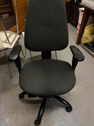Zwarte bureaustoel met armleuningen beschikbaar voor biedingen
