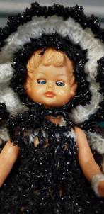 Pop, vintage, op schoteltje, met bewegende ogen, elastiek aa, Verzamelen, Poppen, Ophalen of Verzenden