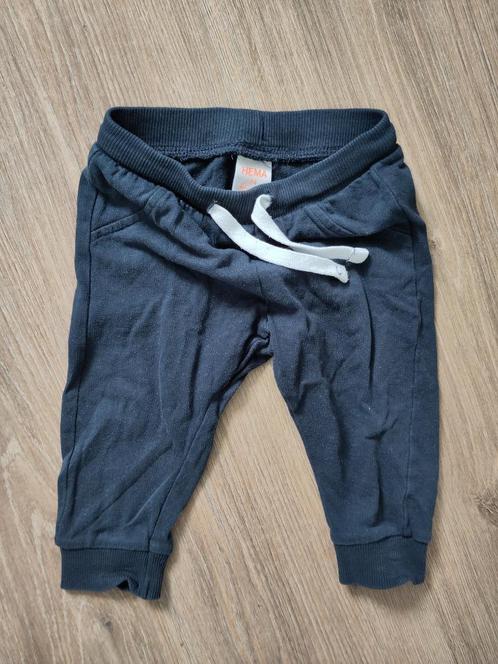 Hema donkerblauwe joggingbroek maat 74, Kinderen en Baby's, Babykleding | Maat 74, Zo goed als nieuw, Jongetje, Broekje, Ophalen of Verzenden