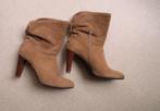 CAROLINE BISS laarzen beige suéde leer maat 38, Kleding | Dames, Schoenen, Beige, Lage of Enkellaarzen, Ophalen of Verzenden, Zo goed als nieuw