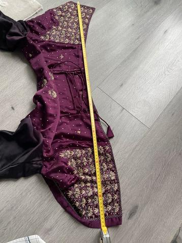 Paarse Jurk met Gouden Details - Maat M beschikbaar voor biedingen