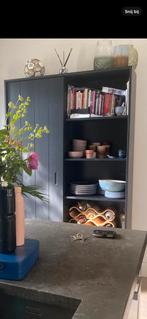 Zwarte Woood Move kast met schuifdeuren, Huis en Inrichting, Kasten | Boekenkasten, Ophalen, 100 tot 150 cm, 200 cm of meer, Zo goed als nieuw