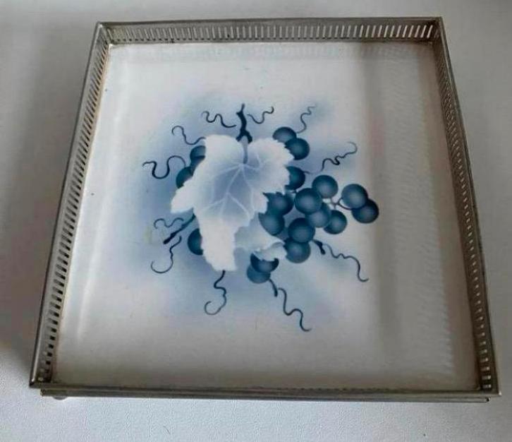 Vierkante tegel met druiventak en zilverkleurige omranding., Antiek en Kunst, Curiosa en Brocante, Ophalen of Verzenden