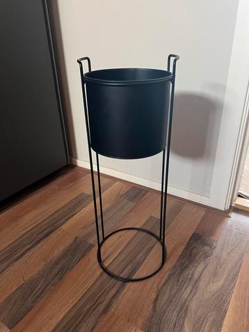 Zwarte Plantenpot op Pootjes beschikbaar voor biedingen