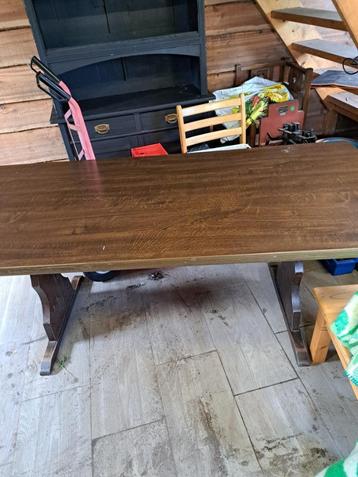 1 eetkamertafel. gratis op te halen beschikbaar voor biedingen