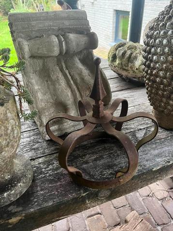 Grote gietijzeren, smeedijzeren kroon koning beschikbaar voor biedingen