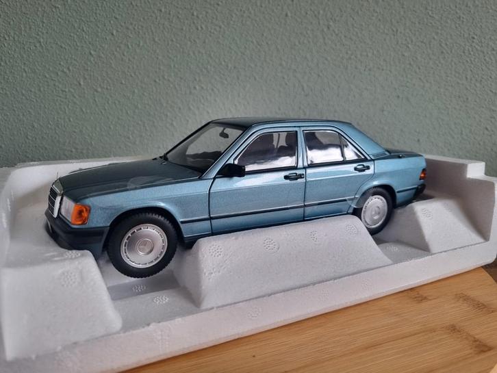 Norev Mercedes-Benz 190e lichtblauw metallic 1:18, Hobby en Vrije tijd, Modelauto's | 1:18, Nieuw, Auto, Norev, Ophalen of Verzenden