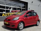 Toyota Aygo 1.0-12V Red - 5Drs I Navigatie / Apple Carplay I, Voorwielaandrijving, Gebruikt, Zwart, 4 stoelen