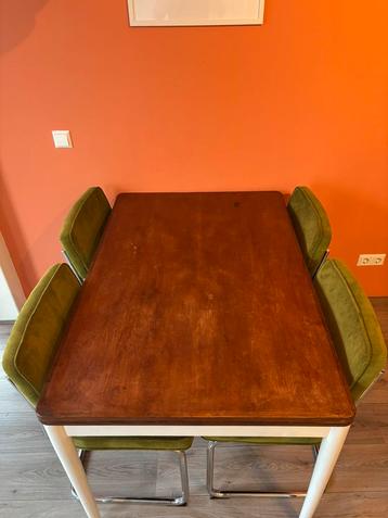 Houten eettafel (uitschuifbaar) met 4 corduroy stoelen beschikbaar voor biedingen