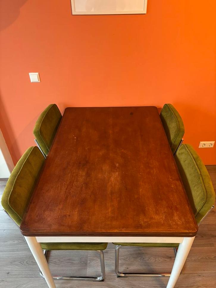 Houten eettafel (uitschuifbaar) met 4 corduroy stoelen, Huis en Inrichting, Complete eetkamers, Zo goed als nieuw, 4 tot 6 stoelen
